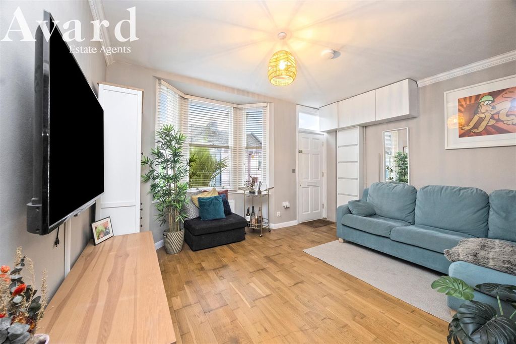 Property photo 3 of 22 Crescent Road, 16_001.Jpg