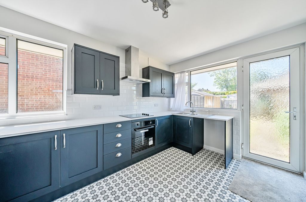 Property photo 3 of 14 1295023-20-682748...