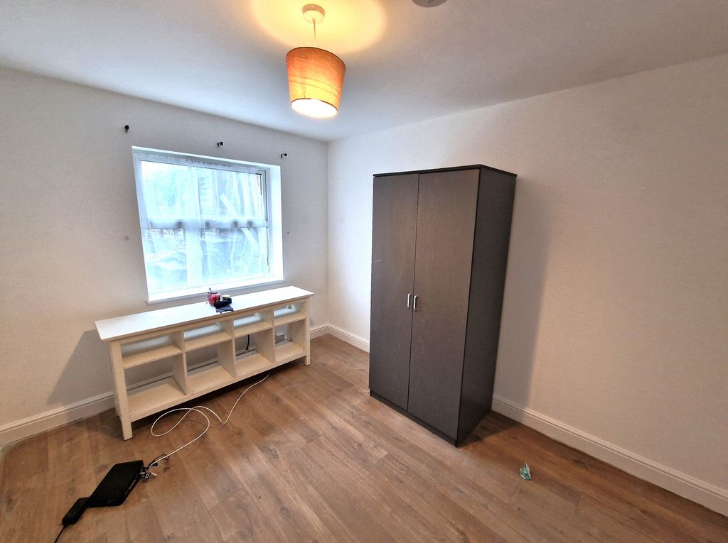 Property photo 1 of 5 Studio Flat Available To Rent Located On Eaton Green Road In Luton