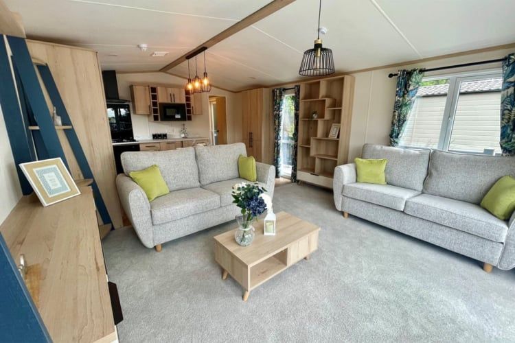 Property photo 3 of 4 Lounge 8 750x500 F50 50