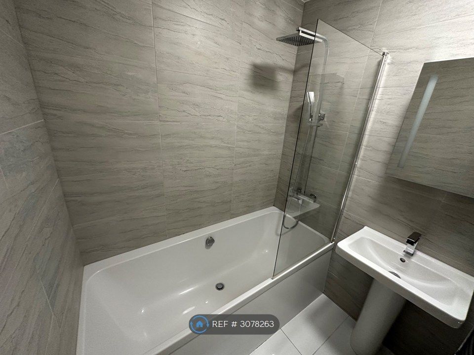 Property photo 3 of 6 Luxury Bathroom (Rain Shower & Double Ended Bath)