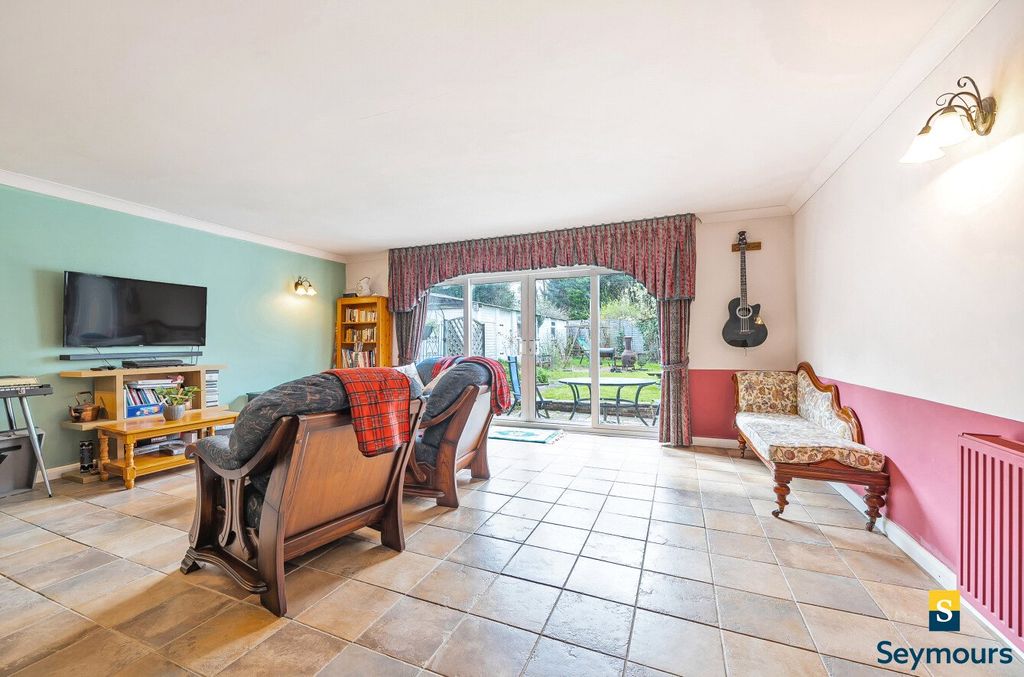 Property photo 2 of 16 Lounge