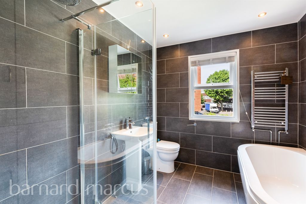 Property photo 1 of 9 Bathroom