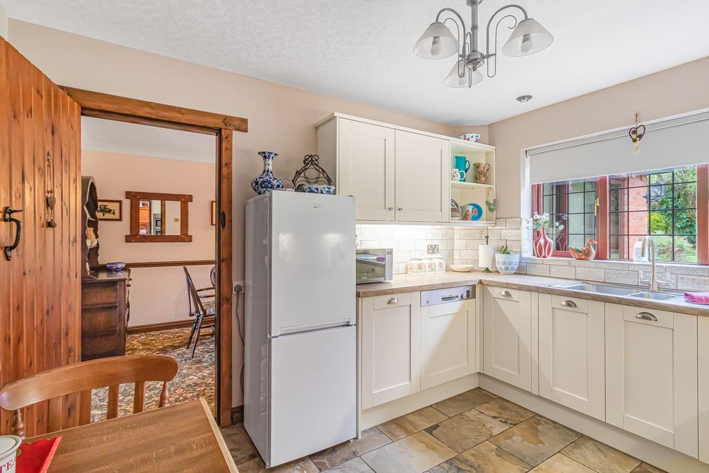 Property photo 3 of 24 Advert-53