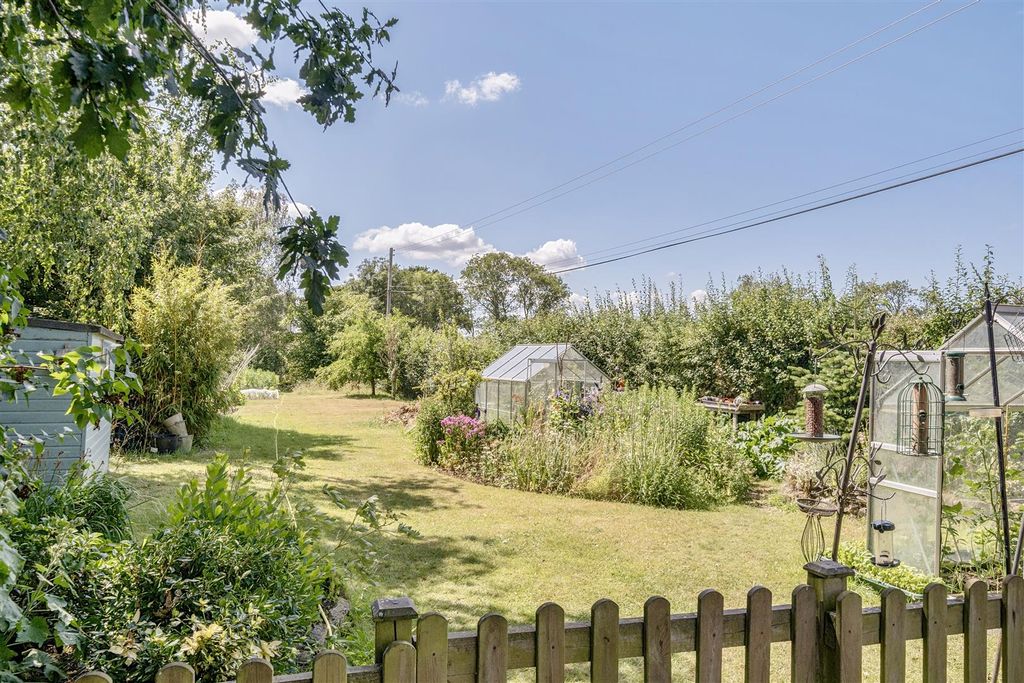 Property photo 2 of 27 Garden