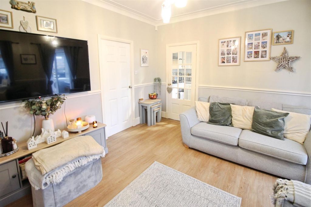 Property photo 3 of 15 Lounge