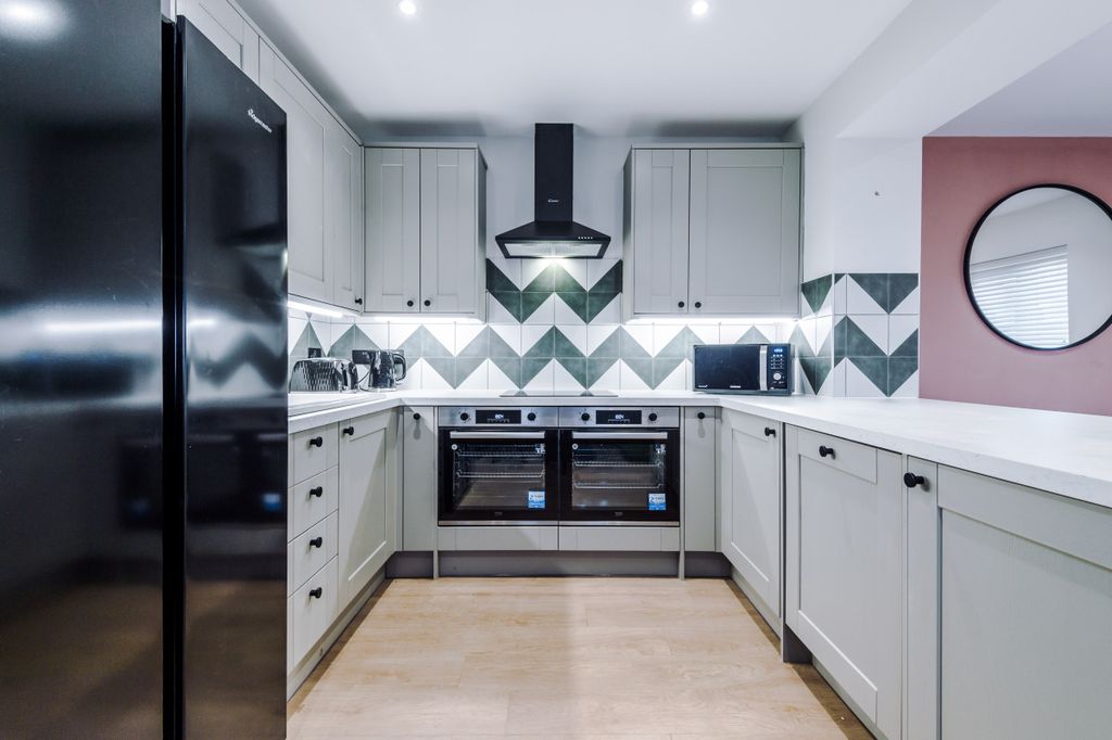 Property photo 3 of 28 6 Capricorn Way, Kitchen, 3