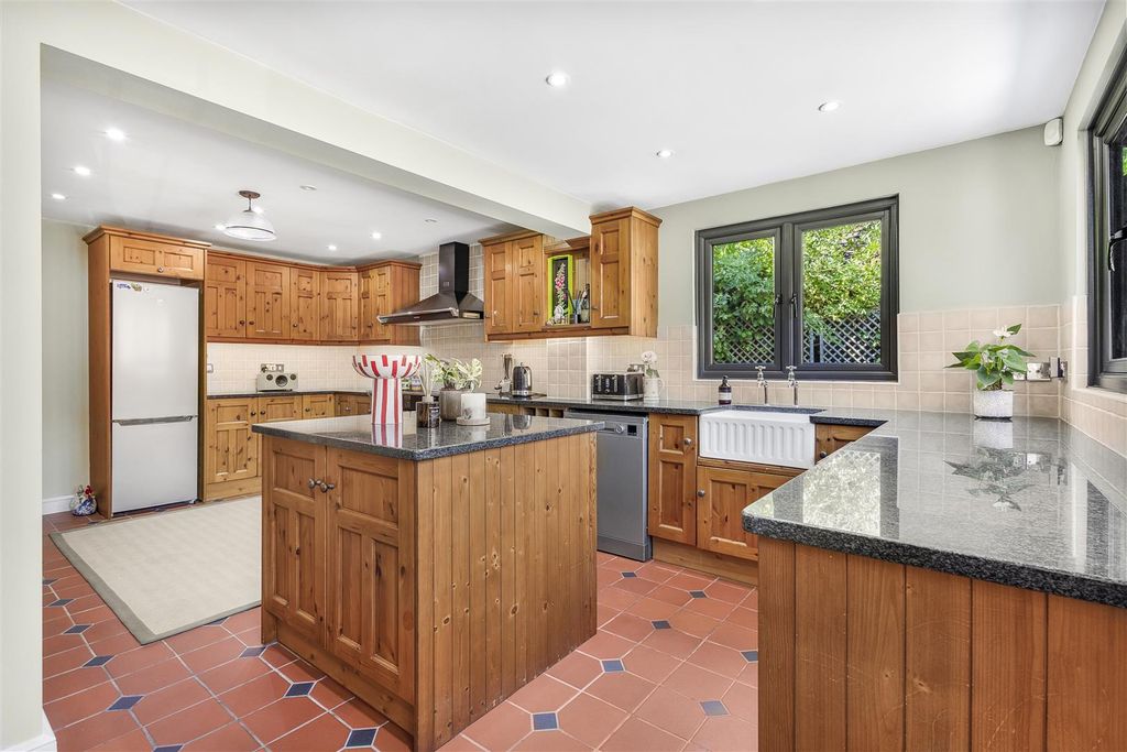Property photo 2 of 25 Kitchen