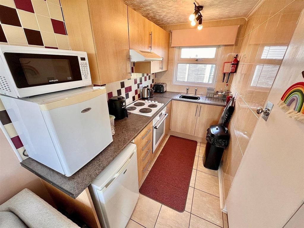 Property photo 3 of 8 Kitchenette