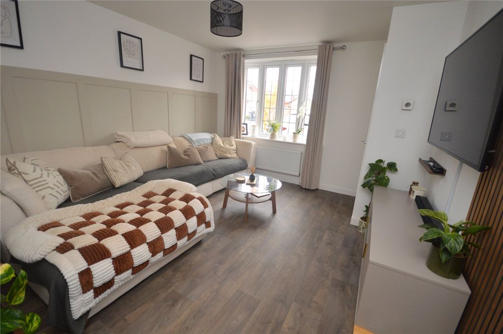 Property photo 3 of 14 Lounge