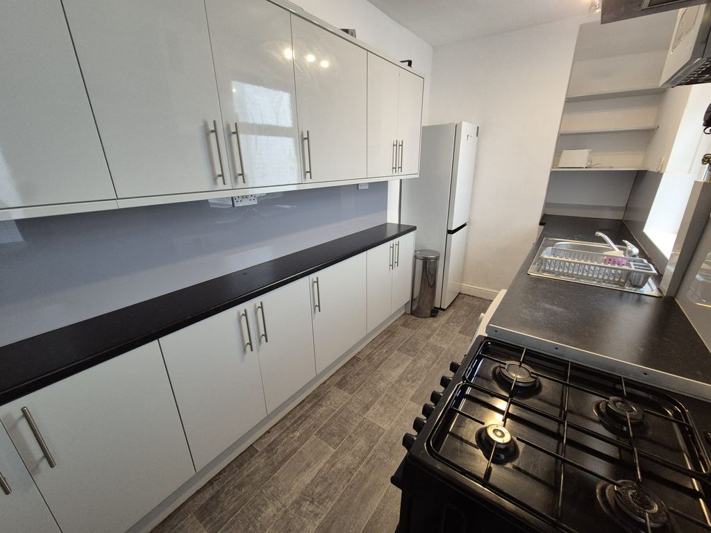 Property photo 3 of 9 Kitchen