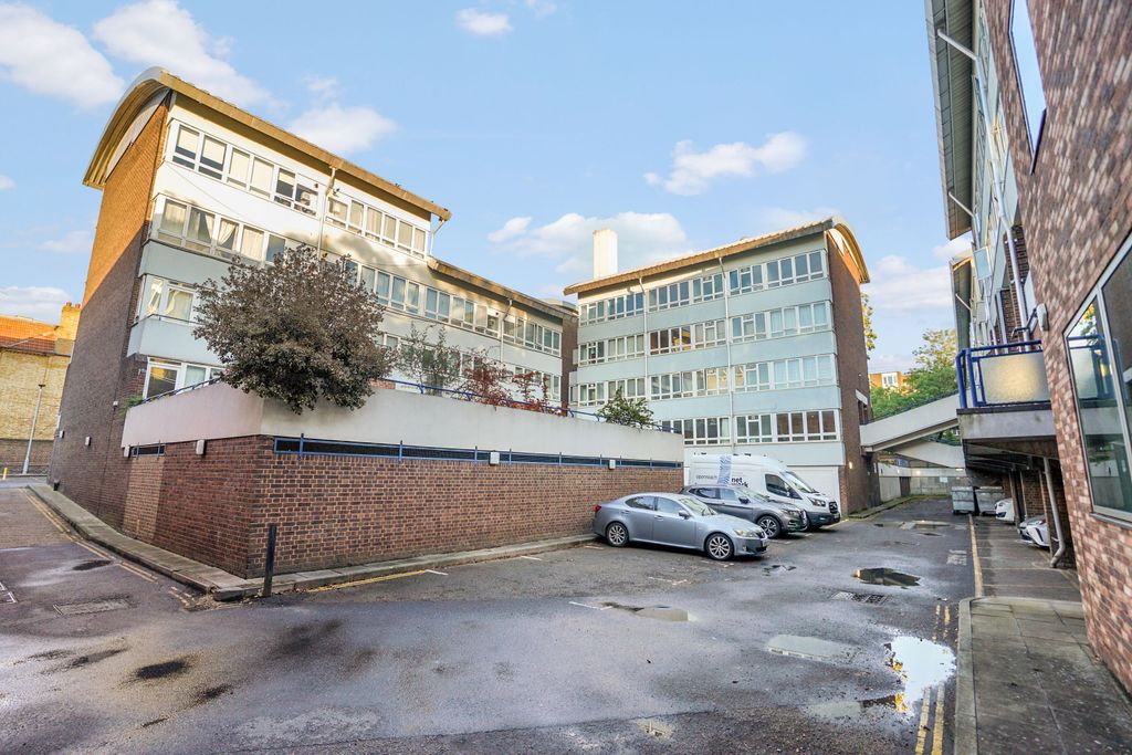 Property photo 1 of 18 22 Ryan Court, Baldry Gardens, Streatham, London Sw16 3Pj