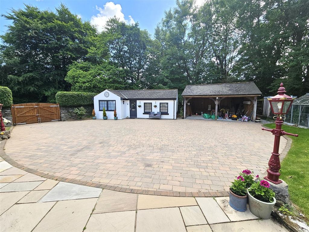 Property photo 3 of 27 Annexe And Drive.Jpg