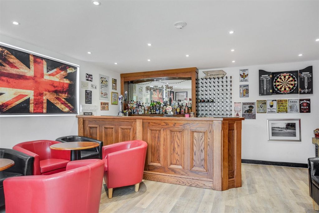 Property photo 3 of 31 Garden Room / Pub Bar