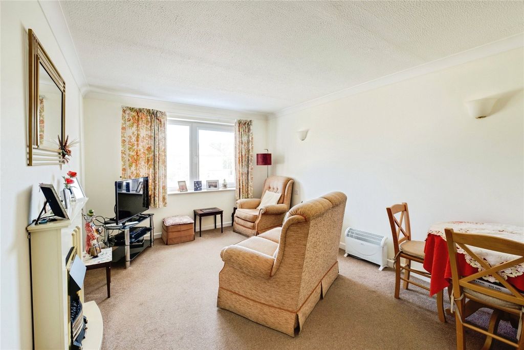 Property photo 3 of 12 Lounge