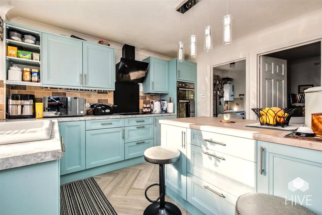 Property photo 2 of 28