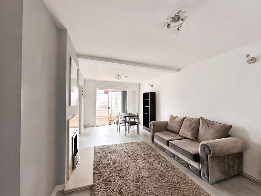 Property photo 2 of 18 Lounge