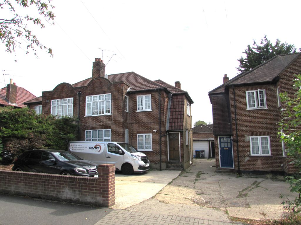Property photo 1 of 6 Woodcock Hill, Harrow, Middlesex Ha3