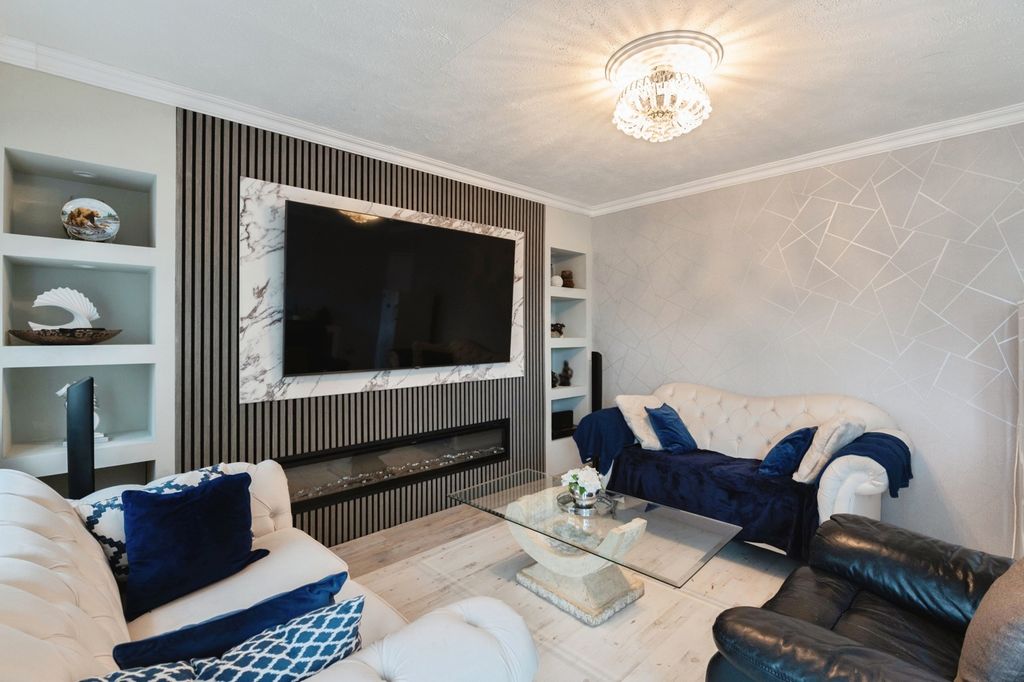Property photo 1 of 17 Lounge