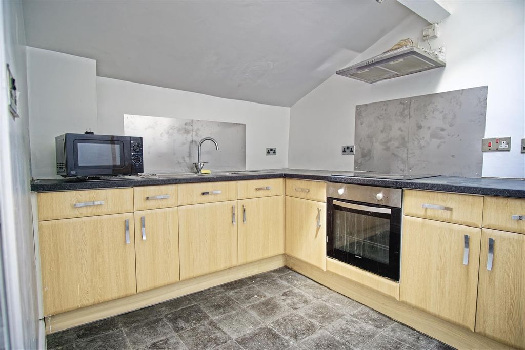 Property photo 3 of 6 Kitchen