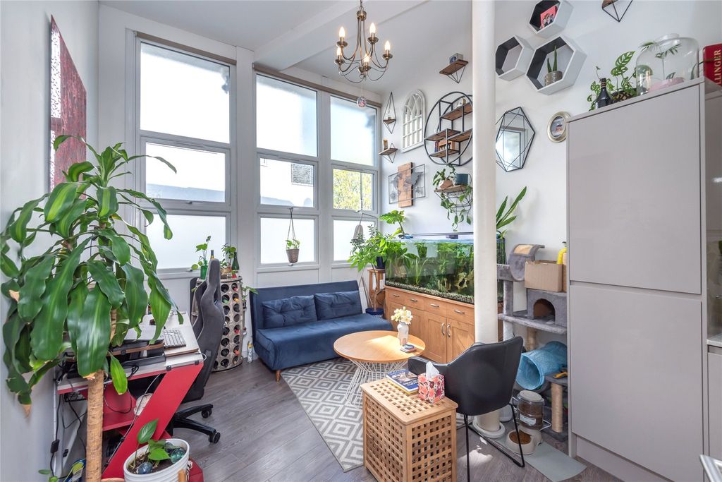 Property photo 2 of 20 Reception