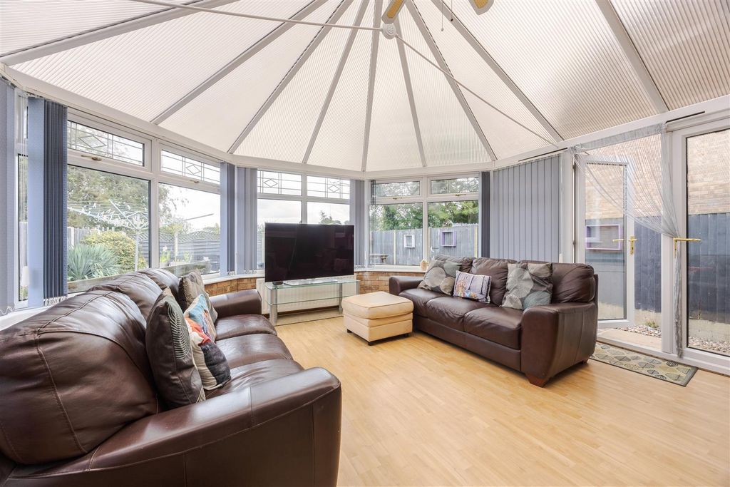 Property photo 3 of 18 Conservatory