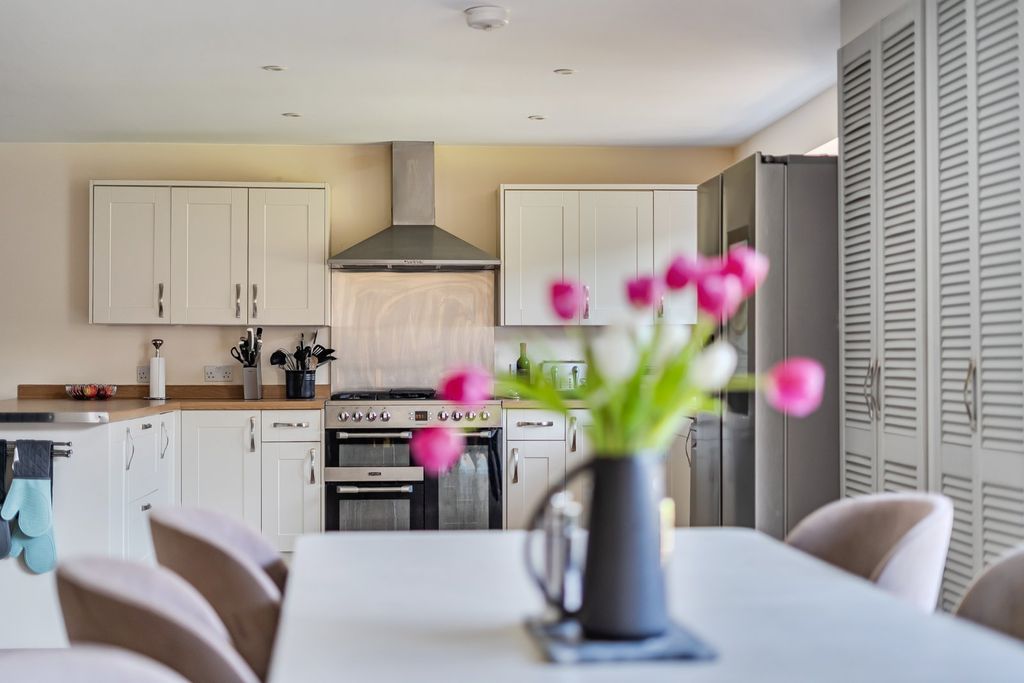 Property photo 2 of 15 Kitchen/Diner/Family