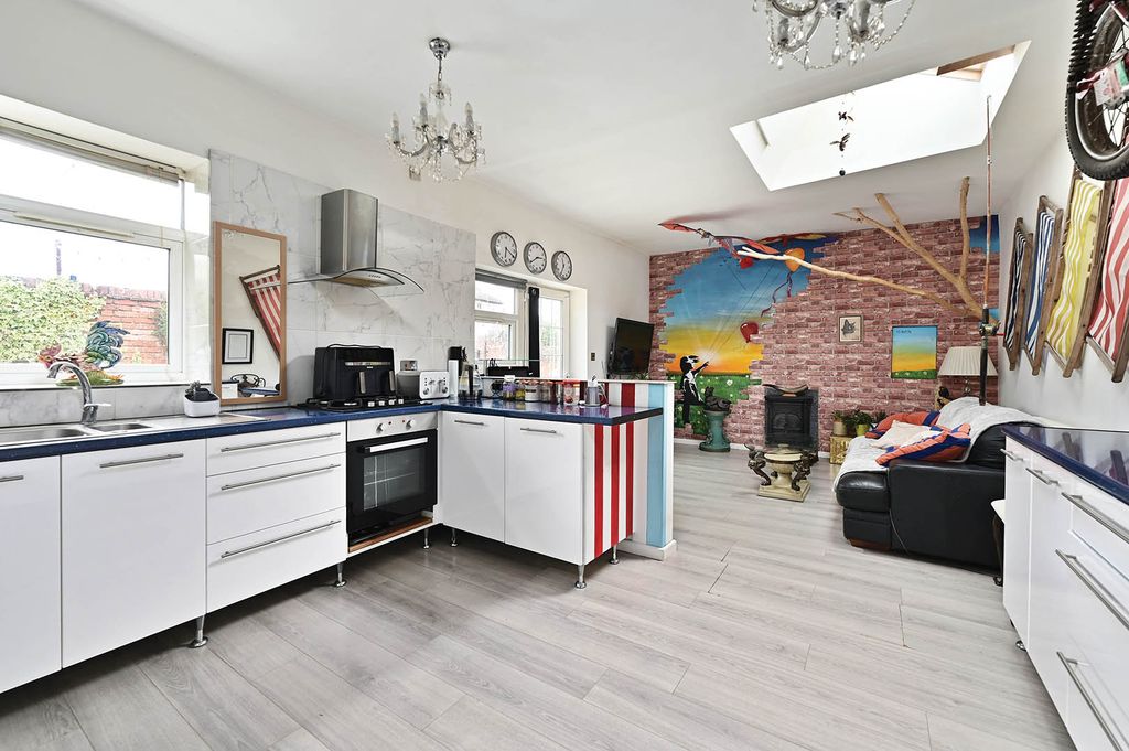 Property photo 3 of 10 Kitchen