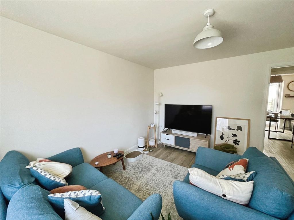 Property photo 2 of 21 Living Room