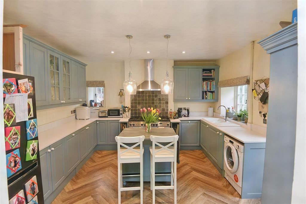 Property photo 2 of 10 Kitchen