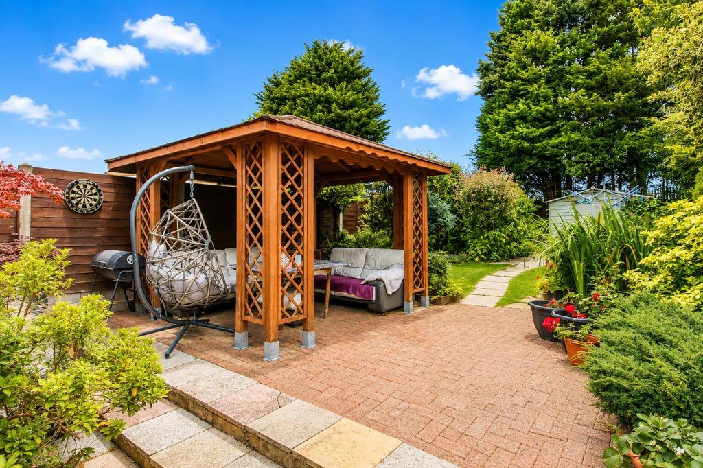 Property photo 2 of 11 Outside