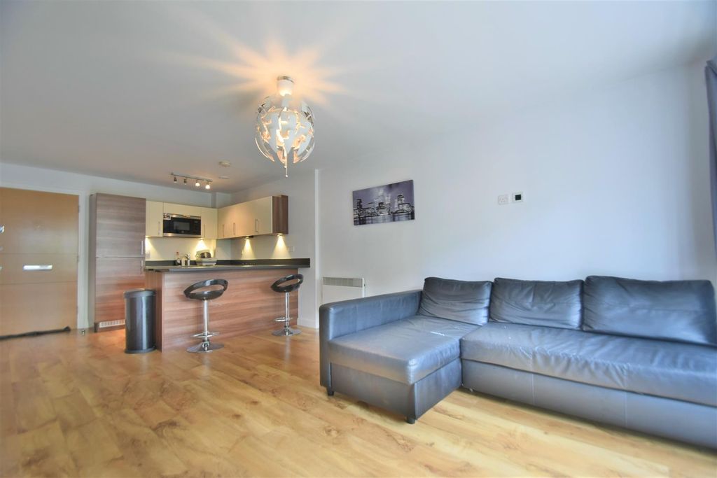 Property photo 2 of 14 Kitchen/Lounge