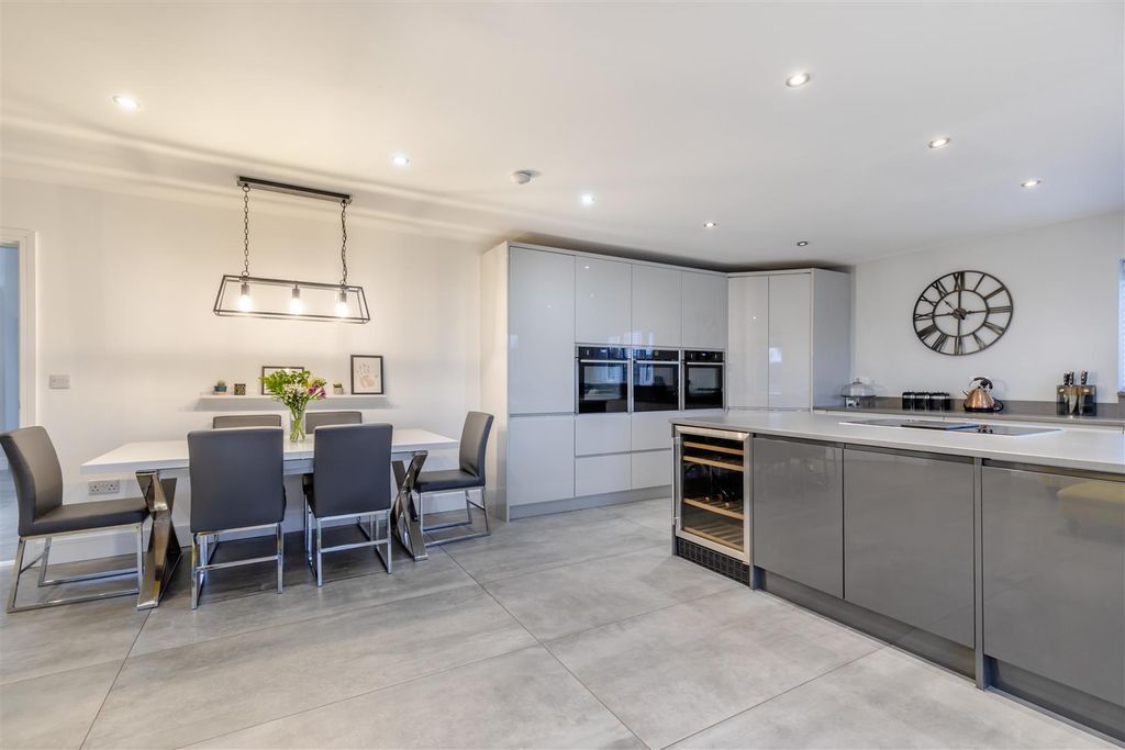 Property photo 3 of 23 8578201-Interior18.Jpg