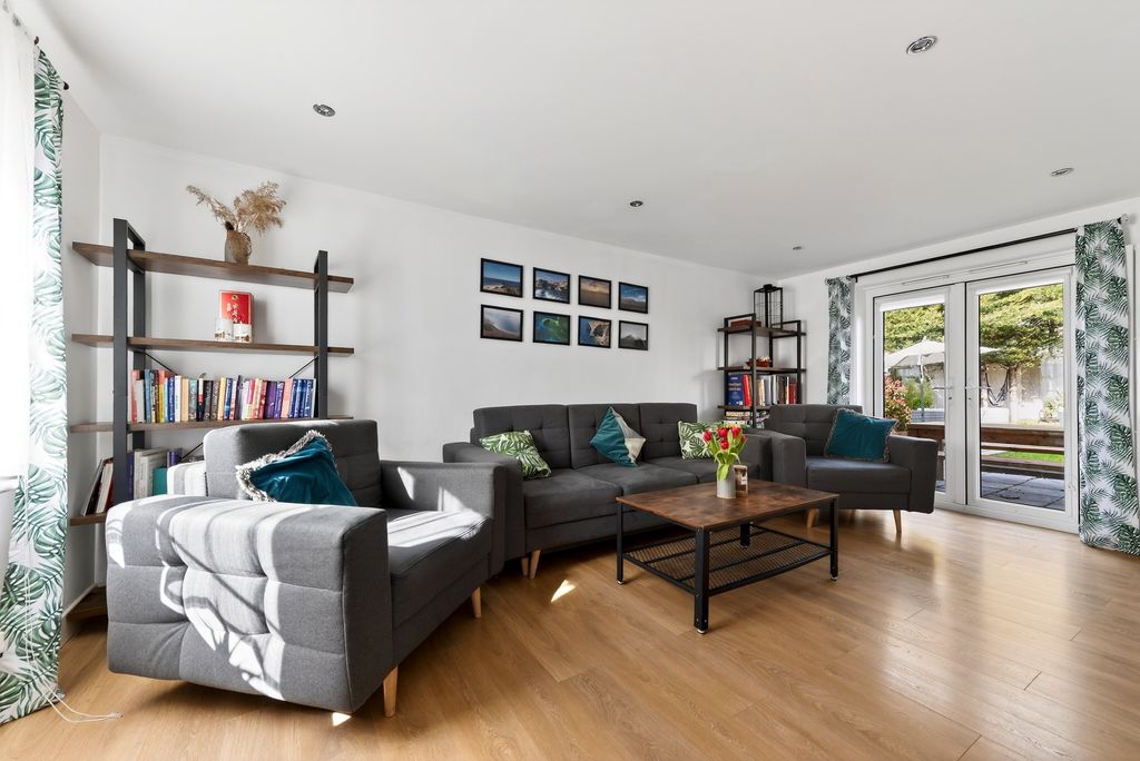 Property photo 2 of 20