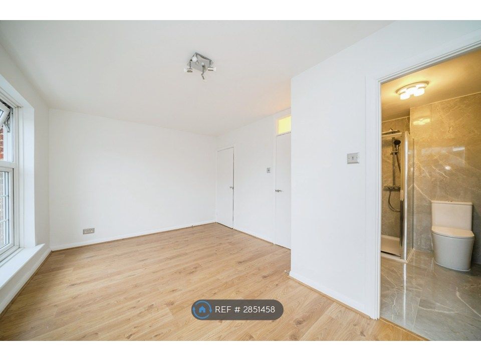 Property photo 2 of 10 Master Bedroom