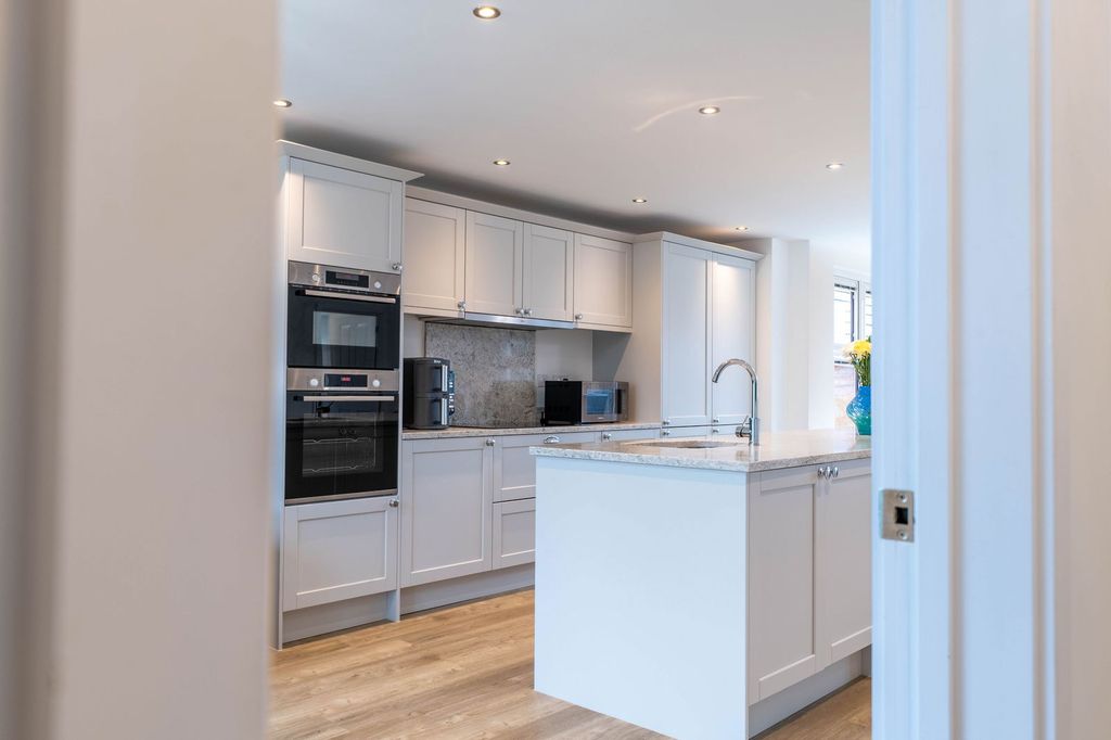 Property photo 3 of 40