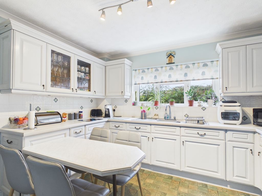 Property photo 2 of 10 Kitchen