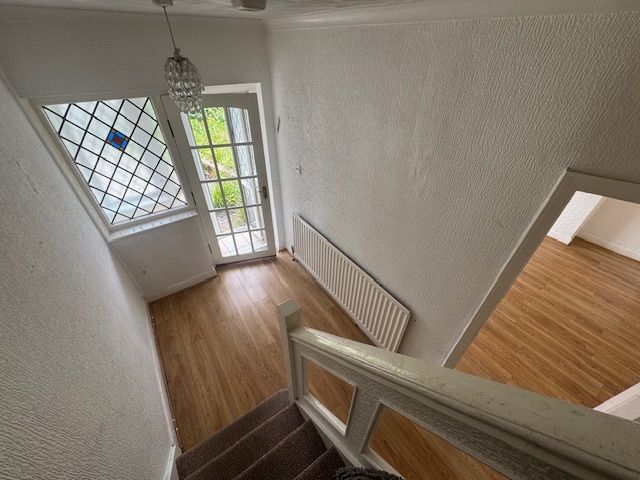 Property photo 2 of 11 Hallway