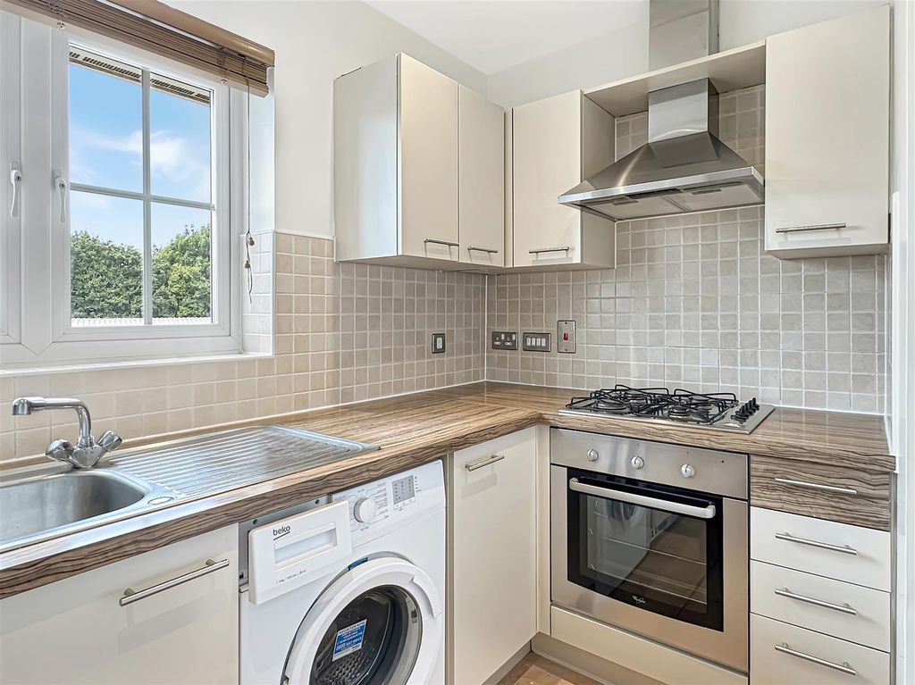 Property photo 2 of 10 Kitchen