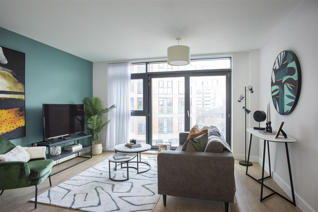 Property photo 2 of 5 2. Living.Jpg