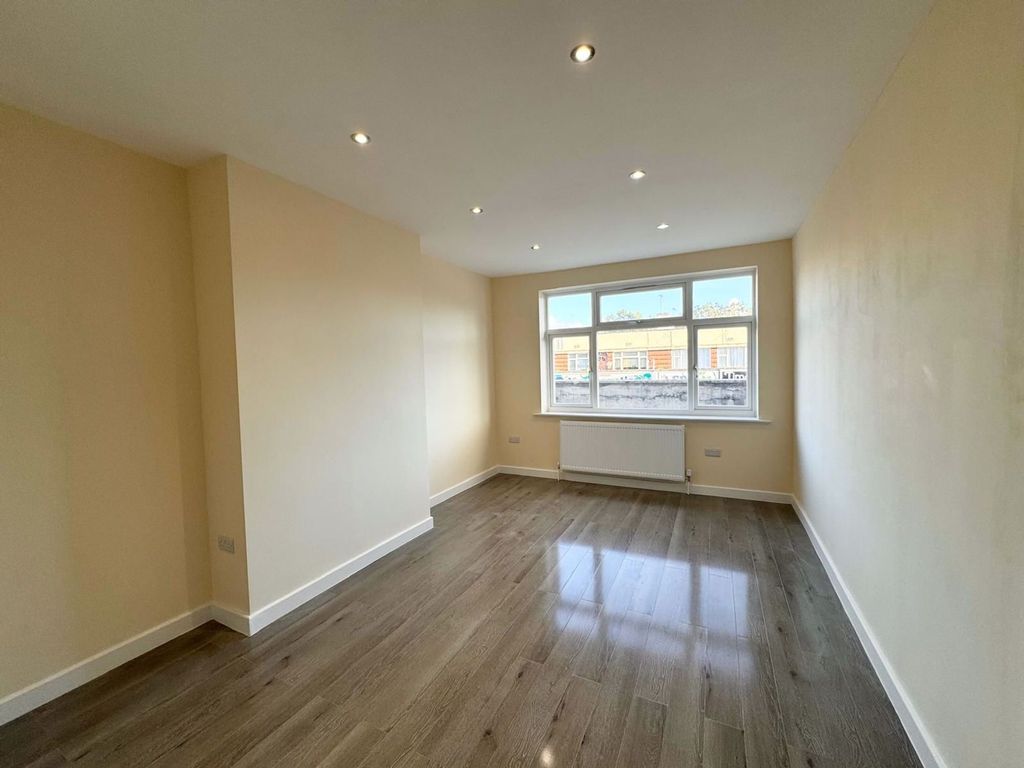 Property photo 1 of 6 Lounge