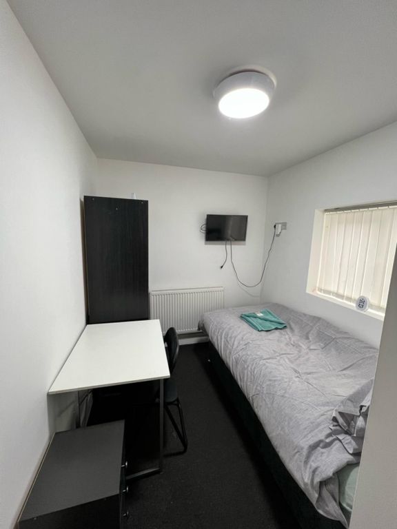 Property photo 2 of 9 Lrg_5De8251c-6220-4E54-Ac53-F5Abf566E167