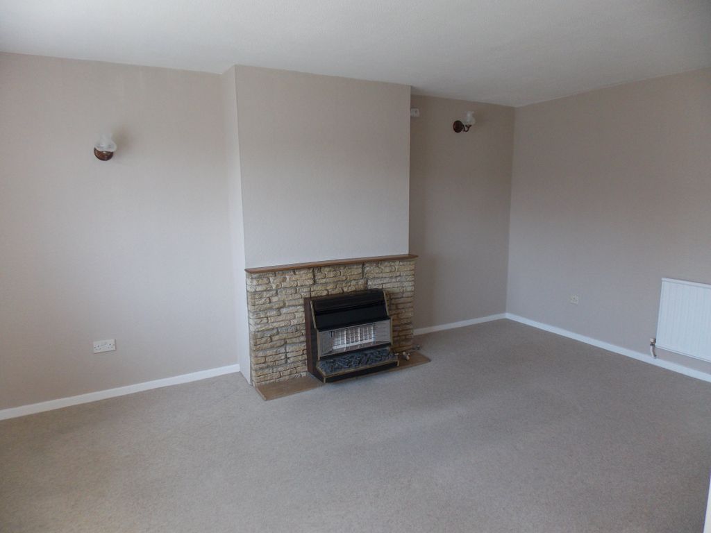 Property photo 2 of 11 Keynsham Cedar Drive 34  Living Room