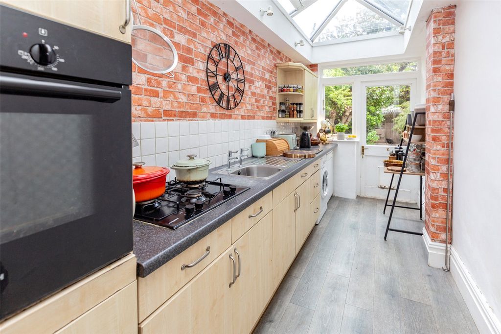 Property photo 2 of 21 Picture No. 15