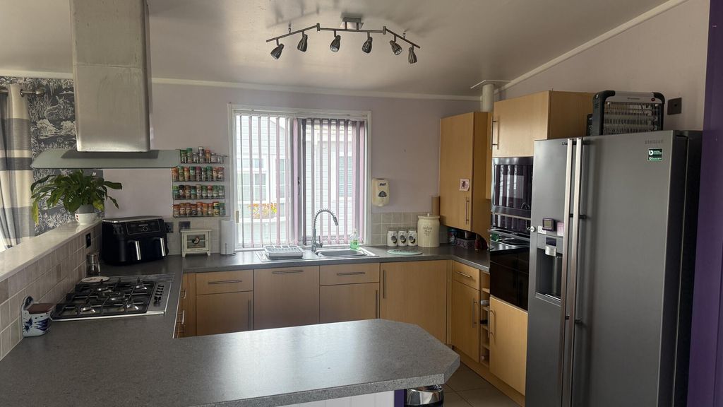 Property photo 3 of 40 Kitchen