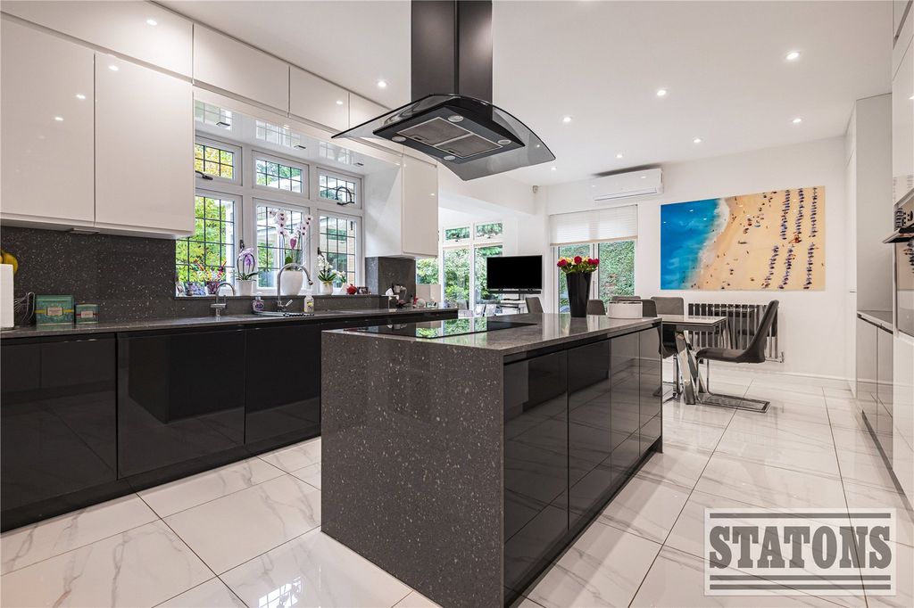 Property photo 3 of 22 Picture No. 02