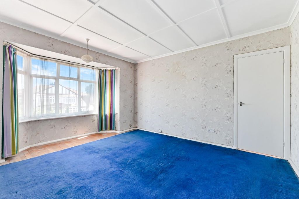 Property photo 2 of 16 Park Avenue West (18).Jpg