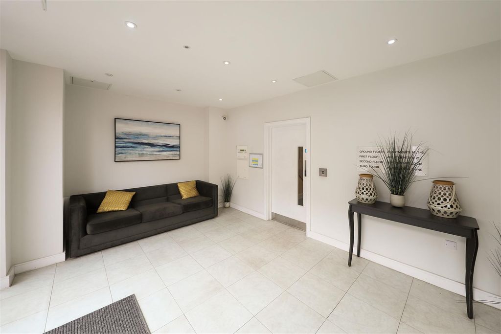 Property photo 3 of 7 Communal Entrance