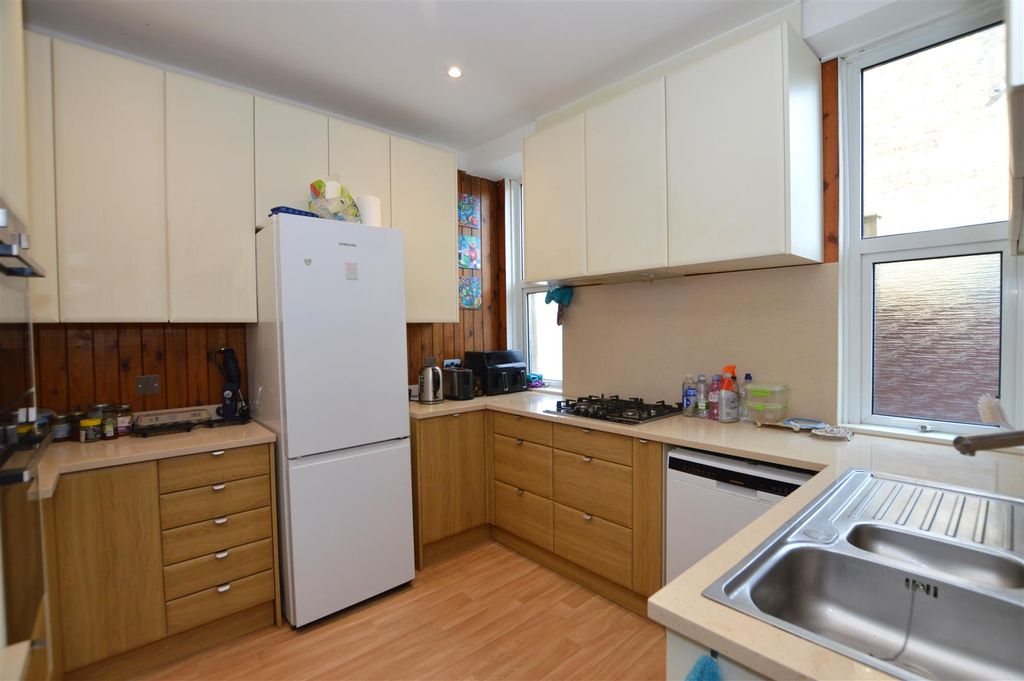 Property photo 2 of 18 156 St Stephens Road Kit 2.Jpg