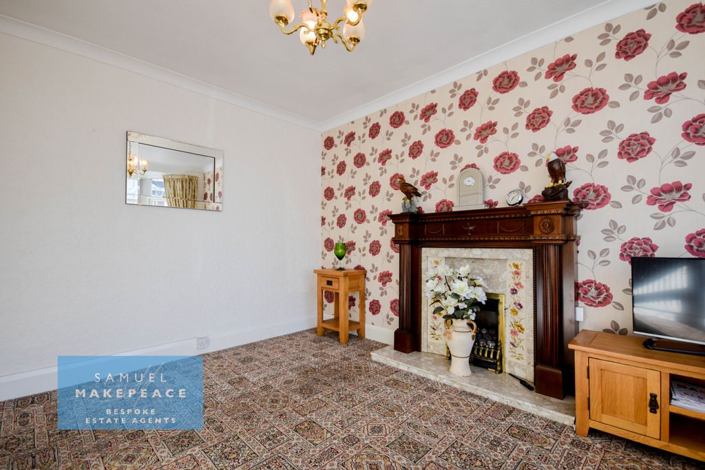Property photo 3 of 13 Burton Crescent (25)